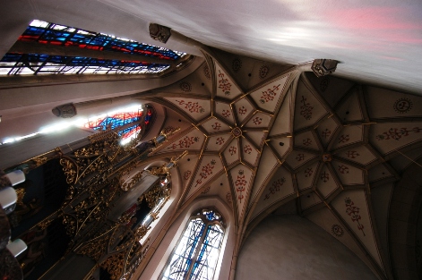 Stern- und Netzgewölbe über dem Altar